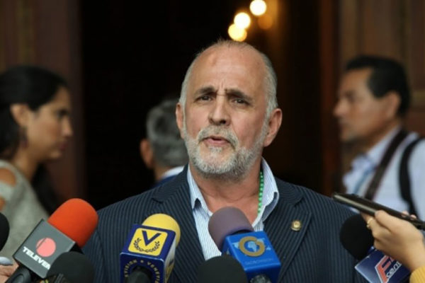 Diputado Ismael León (VP) tiene casa por cárcel