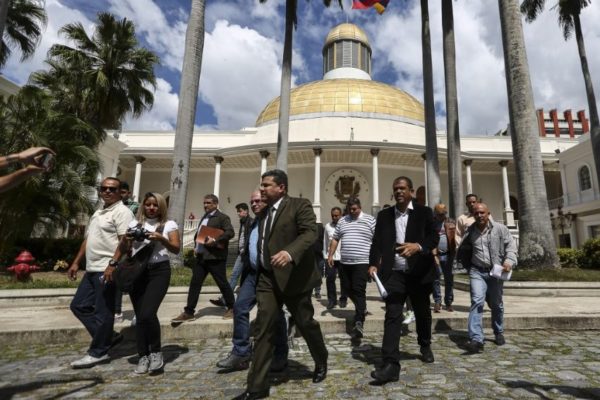 11 sancionados: UE carga contra Luis Parra, diputados, magistrados, fiscales y funcionarios