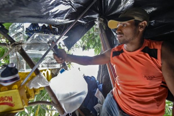 Migrantes venezolanos viven en parques a la intemperie para sobrevivir en Colombia