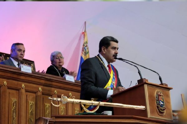 Maduro ordena la venta especial de petróleo, gasolina y Servicios del Estado en Petro