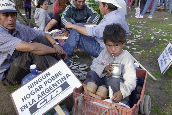 Entregan tarjetas alimentarias en Buenos Aires para combatir el hambre