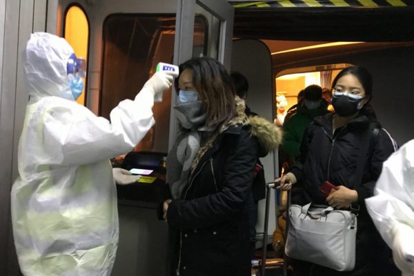Wuhan se reabre al mundo con miedo a casos de coronavirus importados