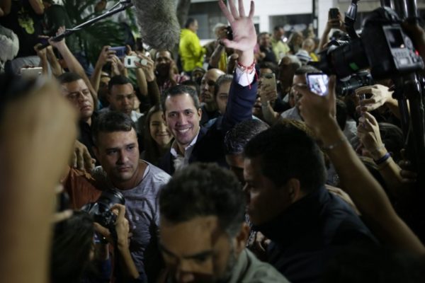 Guaidó regresó fortalecido y «a echar el resto» pero sin recepción multitudinaria