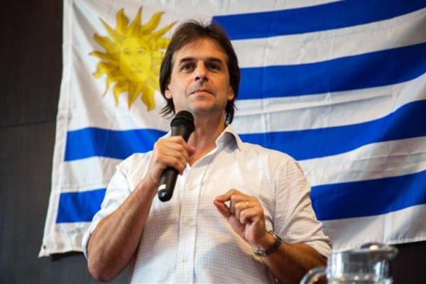 Lacalle Pou asume presidencia de Uruguay marcando distancia de izquierda regional
