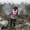 Venezolanos disputan restos de comida con buitres en un basurero en Brasil