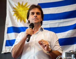 Lacalle Pou asume presidencia de Uruguay marcando distancia de izquierda regional