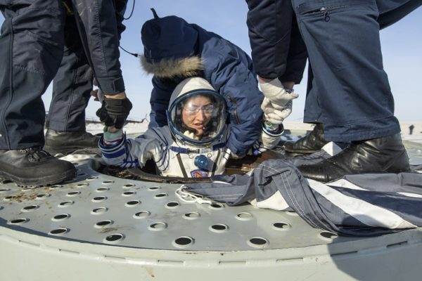 Una astronauta de EE.UU. regresa a la Tierra tras batir el récord femenino de permanencia en el espacio