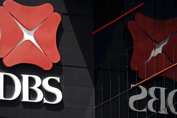 Banco DBS evacúa 300 empleados de su sede en Singapur por caso coronavirus