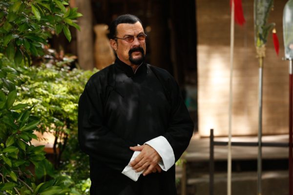 Multan al actor Steven Seagal con $314.000 por promocionar oferta de bitcoins