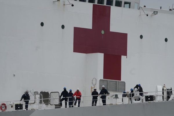 Evacuan a tripulantes de buque hospital en Los Ángeles tras dar positivos con COVID-19