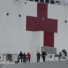 Nueva York recibe buque hospital mientras la pandemia se acelera en EEUU