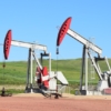 Precios petroleros suben con fuerza por caída de inventarios en Estados Unidos