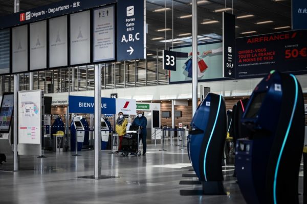 Francia cerró temporalmente uno de sus principales aeropuertos por el coronavirus