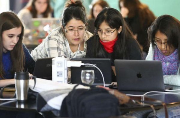 Las mujeres, pioneras en tecnología, pero lejos de liderar el sector