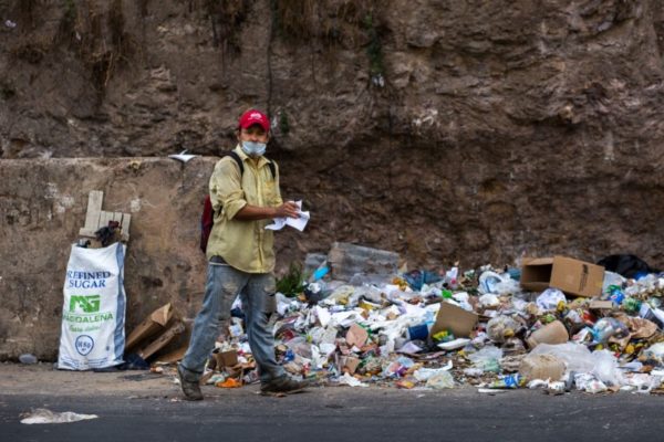 Venezolanos retan al #COVID19 para buscar alimentos y medicinas en Colombia