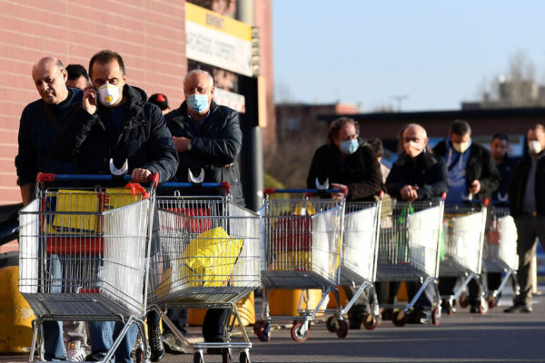 Supermercados en Italia ofrecen descuentos a los pobres