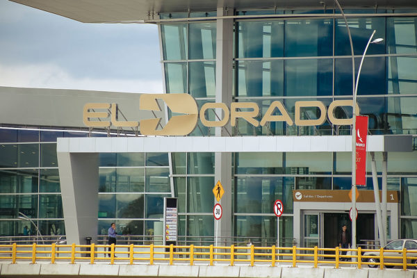 Decenas de pasajeros continúan varados en el aeropuerto de Bogotá