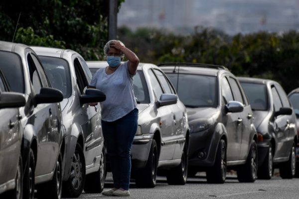 Sin gasolina: Caracas y Miranda amanecen entre colas kilométricas y protestas por falta de combustible