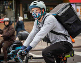Cada vez más países cuestionan modelo laboral de plataformas de delivery