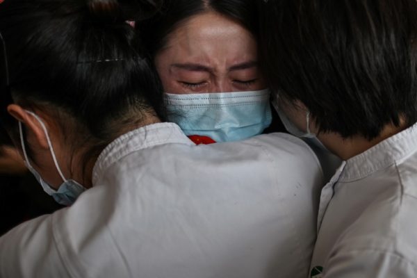 Una eufórica Wuhan celebra el fin del encierro por el coronavirus, que no da tregua a Europa