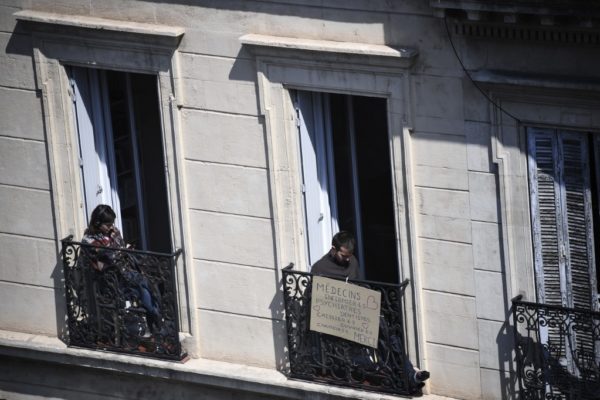 Francia prolonga el confinamiento más allá del 15 de abril