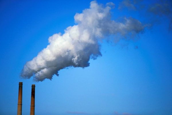 AIE: emisiones de CO2 se reducirán un 8% tras caída en la demanda global de energía