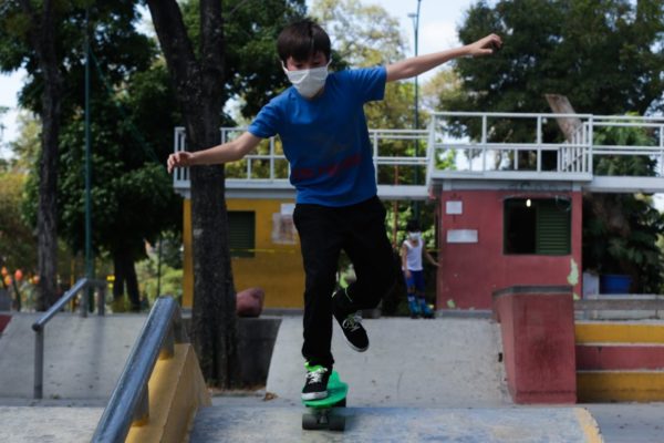 Arranca flexibilización de la cuarentena por fin de semana para niños y adultos mayores