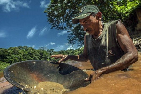 En la aislada Amazonia venezolana, la gasolina se paga con oro