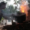 Una familia venezolana sortea colapso de servicios con leña y técnicas de «boy scouts»