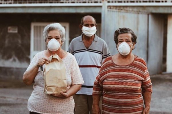 Voluntarios reparten almuerzos a ancianos confinados pese a la escasez de gasolina