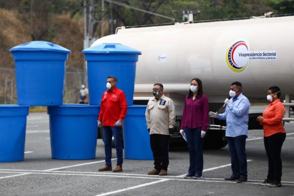 Llegan 252 súper cisternas de agua desde China para paliar la escasez