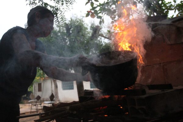 Una familia venezolana sortea colapso de servicios con leña y técnicas de «boy scouts»