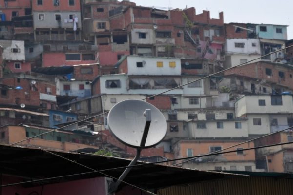 Excarcelan a ex gerentes de DirecTV con prohibición de salida del país