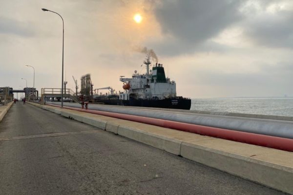 Buque iraní Forest con 300.000 barriles de gasolina ya atracó en la refinería El Palito