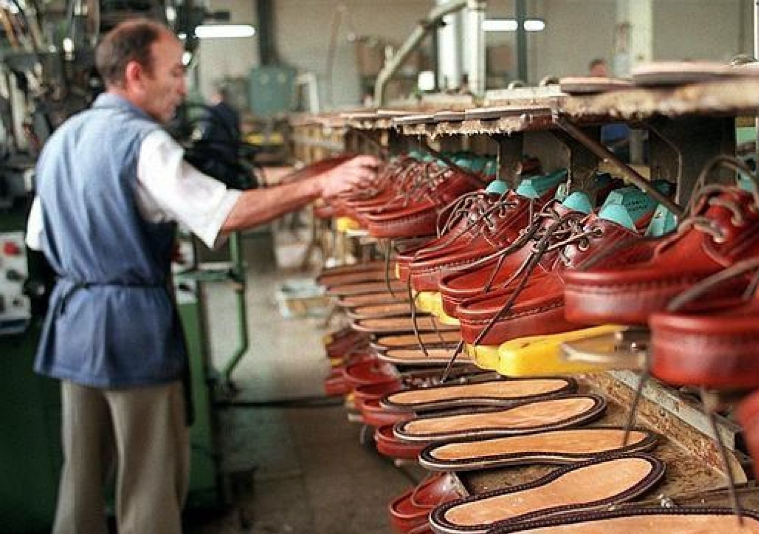 Ejecutivo y gremios establecen acuerdos para impulsar la producción nacional de calzado