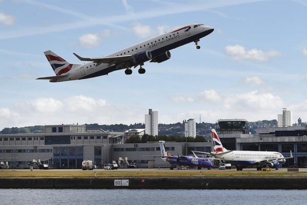 Aeropuerto de la Ciudad de Londres reanudará vuelos domésticos a final de mes