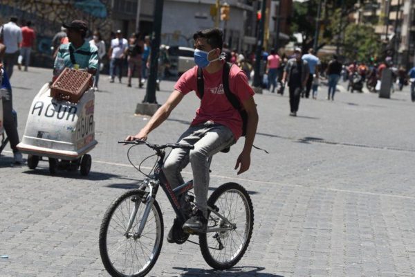 Crisis de gasolina lleva a venezolanos a desempolvar bicicletas usadas