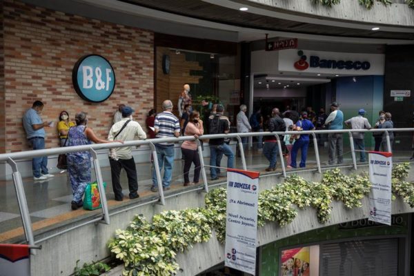 Mucha gente y pocas compras en centros comerciales reabiertos en Venezuela