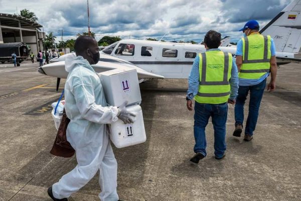 En avionetas privadas socorren zonas apartadas y golpeadas por pandemia en Colombia