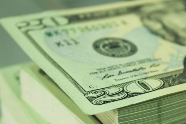 Dólar paralelo sigue a la baja y cierra en Bs.1.700.438,27 tras caer 2,86%