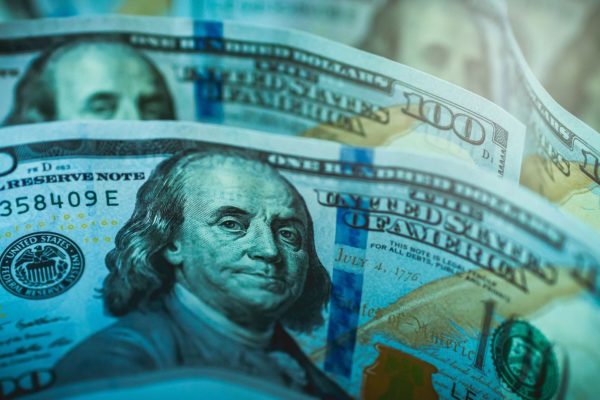 Sigue el sube y baja en el mercado paralelo: Dólar cayó al cierre y terminó en Bs.3.235.698,65