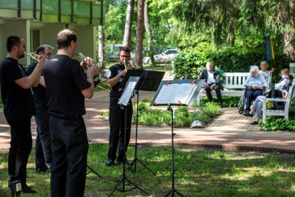 Los músicos improvisan para sobrevivir con el coronavirus