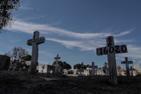 Latinoamérica supera los 100.000 muertos por Covid-19 y la OMS pide más alerta