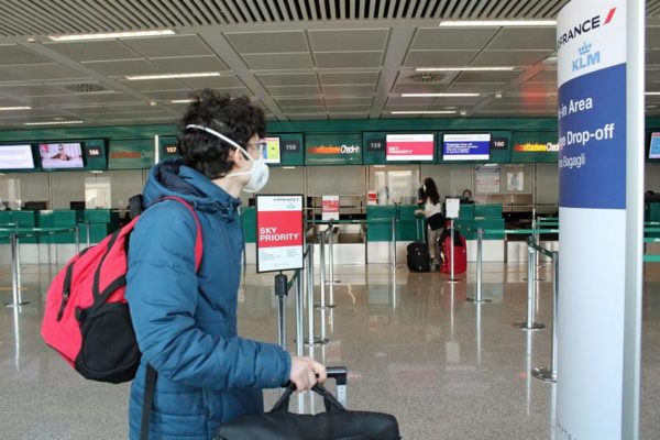 Italia elimina distancia de un metro en aviones si se adoptan filtros de aire
