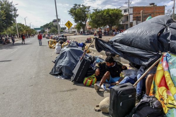 Migrantes venezolanos varados en campamento de Bogotá por pandemia