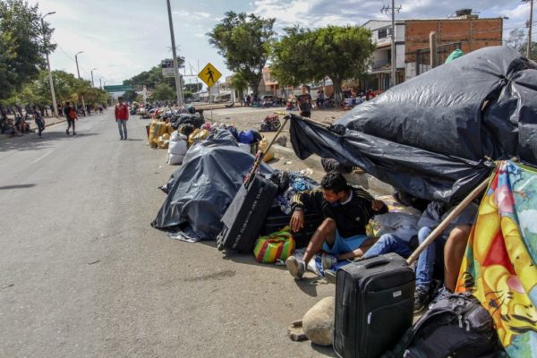 Venezolanos varados en Bogotá aceptan levantar campamento y regresar a su país