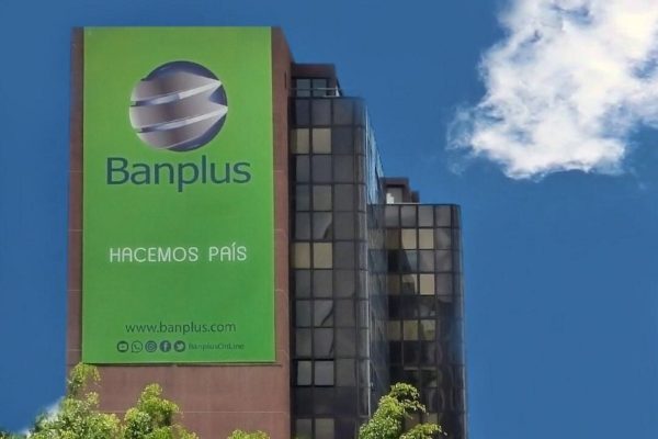 Banplus permite cargar consumos con tarjetas de débito a cuenta en dólares