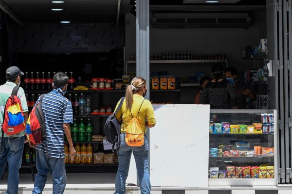 Harina en vez de zapatos: Comercios en Caracas mutan por la pandemia
