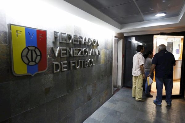 Contraloría ordena congelar cuentas bancarias del presidente de la FVF