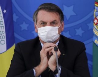 Bolsonaro dice que no es su competencia llevar oxígeno al Amazonas: Venezuela coordina próximos envíos